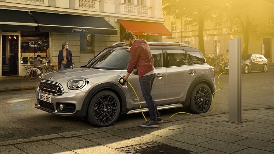 THE MINI COUNTRYMAN PLUG-IN HYBRID. POWER UP YOUR HYBRID KNOW-HOW.