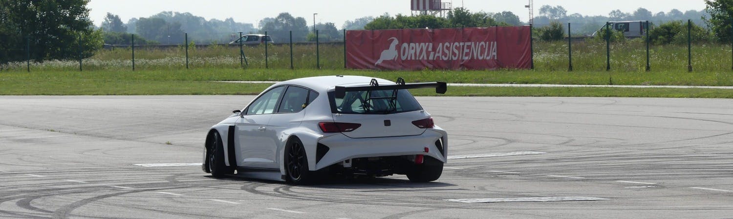 100% ELECTRIC CUPRA E-RACER WITH 680HP HITS TRACK FOR THE FIRST TIME